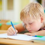 Bild von freepik zeigt ein Kind, das eine Fertigkeit schreibt, bei der therapinum helfen möchte