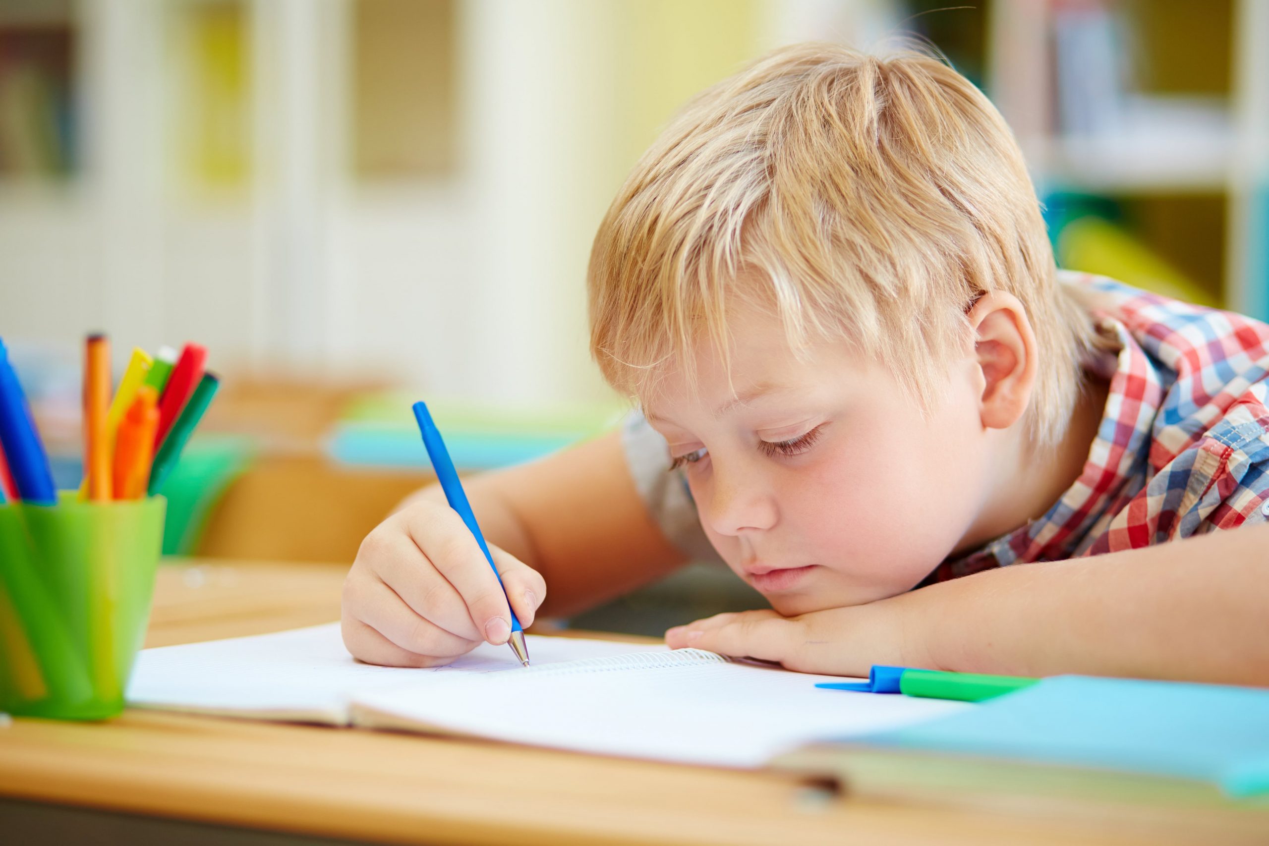 Bild von freepik zeigt ein Kind, das eine Fertigkeit schreibt, bei der therapinum helfen möchte