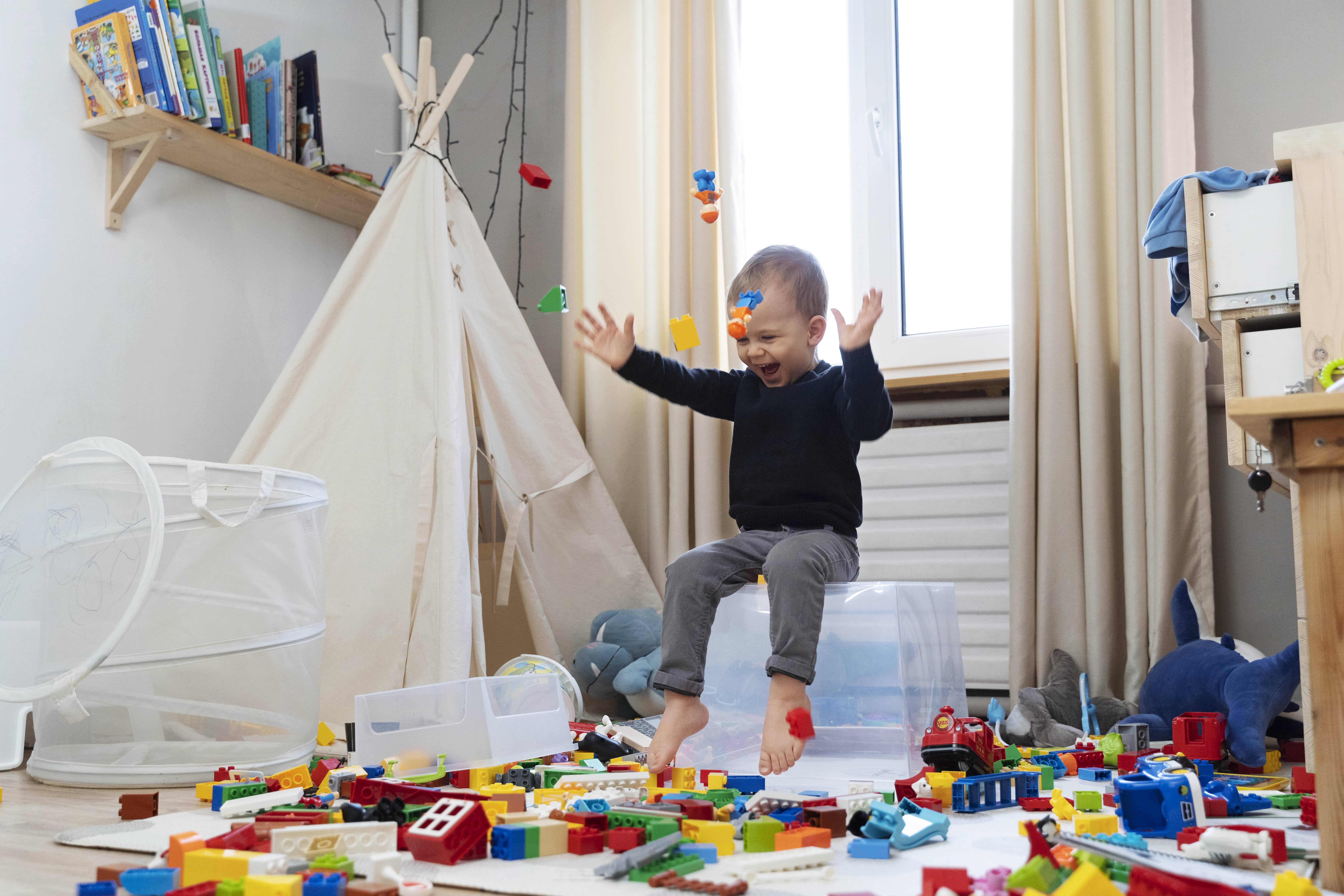Bild von freepik zeigt ein glückliches Kind, das mit Lego spielt - ein Geist, den therapinum vermitteln möchte