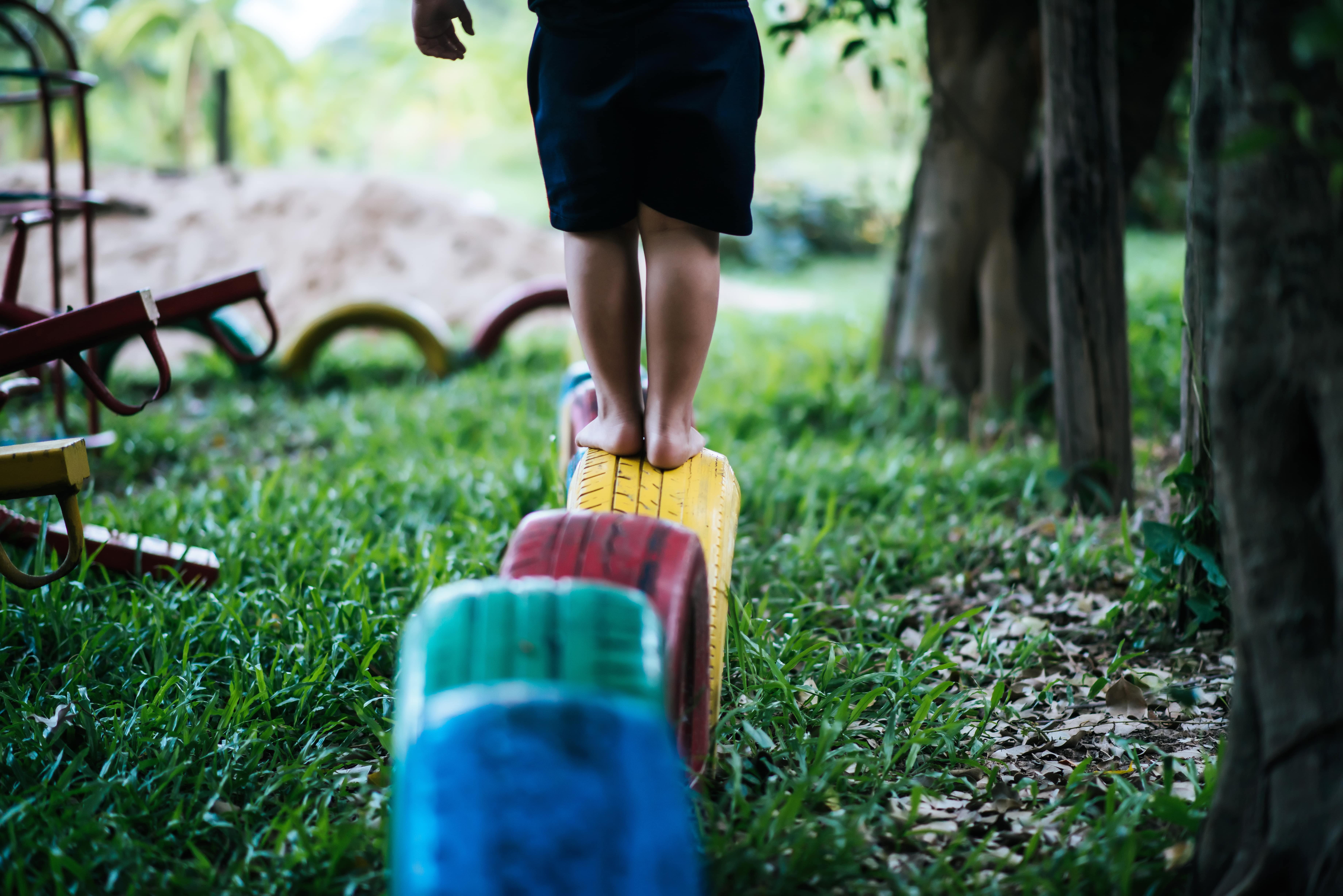 Bild von freepik zeigt ein Kind beim Spielen im Freien - eine Aktivität, die therapinum anbieten möchte