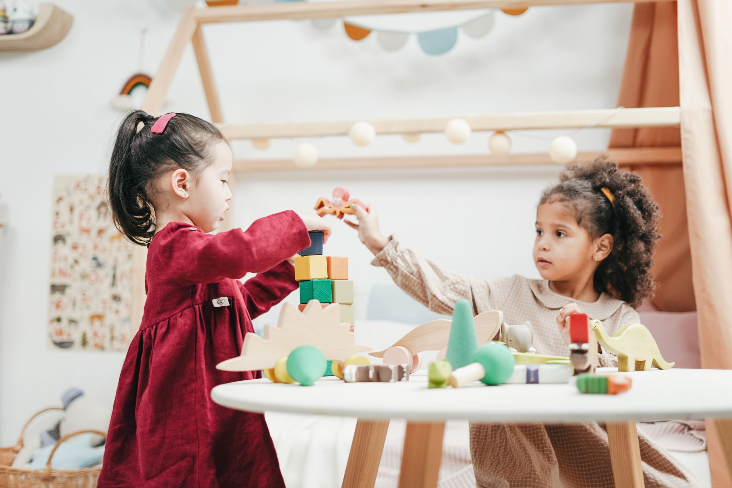 ein Bild, das zwei kleine Mädchen zeigt, die gemeinsam mit Bauklötzen spielen Möglichkeit therapinum will bieten