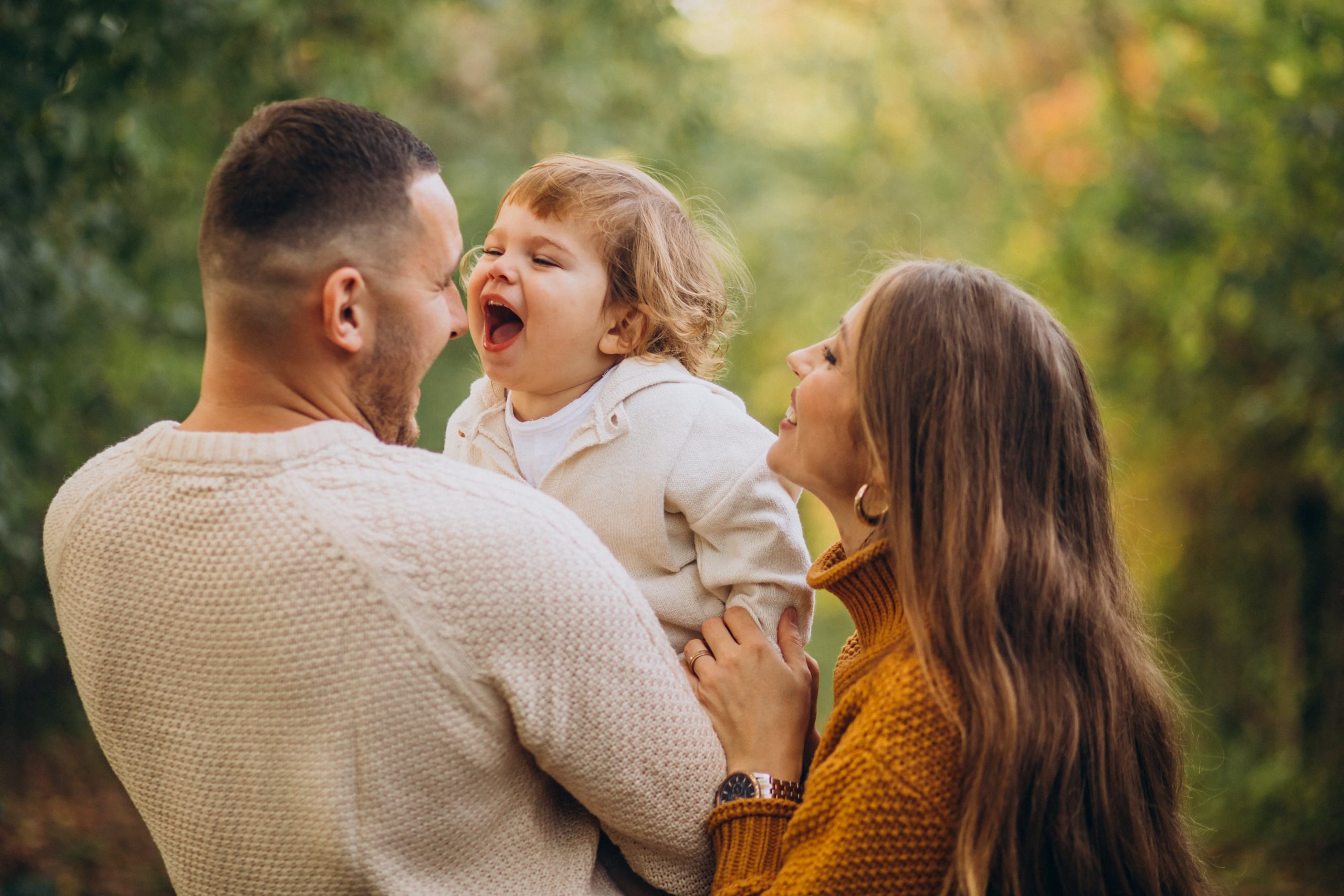 Bild von freepik zeigt eine glückliche Familie bestehend aus Vater, Kind und Mutter, dieses Gefühl möchte therapinum vermitteln